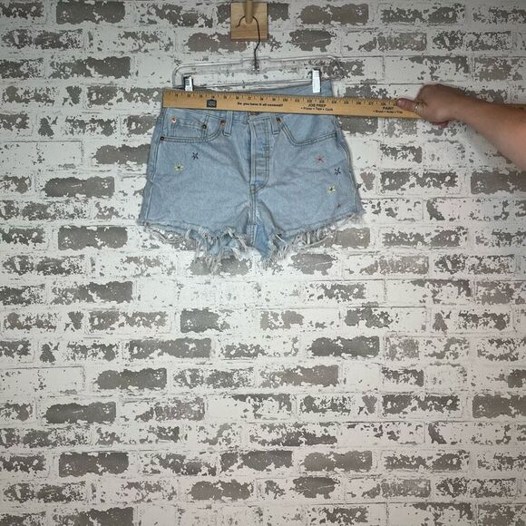 Levi’s | women denim shorts with embroidered flowers - Picture 4 of 11